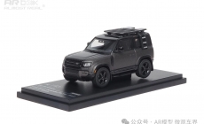 Land Rover Defender 90 - 2023 - Carpathian Edition 1/64 中文：路虎卫士90 2023款 亚光灰纪念版 1/64 颜色：亚光灰色 比例：1/64 主要特征：底盘模拟悬挂效果，车顶架、车顶楼梯和外部侧装行李箱均采用独立零件，V8版本四出排气喉。附件配置了工兵铲、沙板、备胎罩、油箱、可供替换的轮毂和车顶帐篷箱。