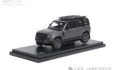 Land Rover Defender 110 - 2023 - Carpathian Edition 1/64 中文：路虎卫士110 2023款 亚光灰纪念版 1/64 颜色：亚光灰色 比例：1/64 主要特征：底盘模拟悬挂效果，车顶架、车顶楼梯和外部侧装行李箱均采用独立零件，V8版本四出排气喉。附件配置了工兵铲、沙板、备胎罩、油箱、可供替换的轮毂和车顶帐篷箱。